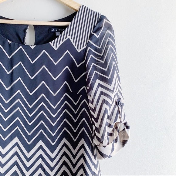 As U Wish • Short Sleeve Chevron Print Shift Dress, Black/Beige, Size Small - Picture 4 of 14